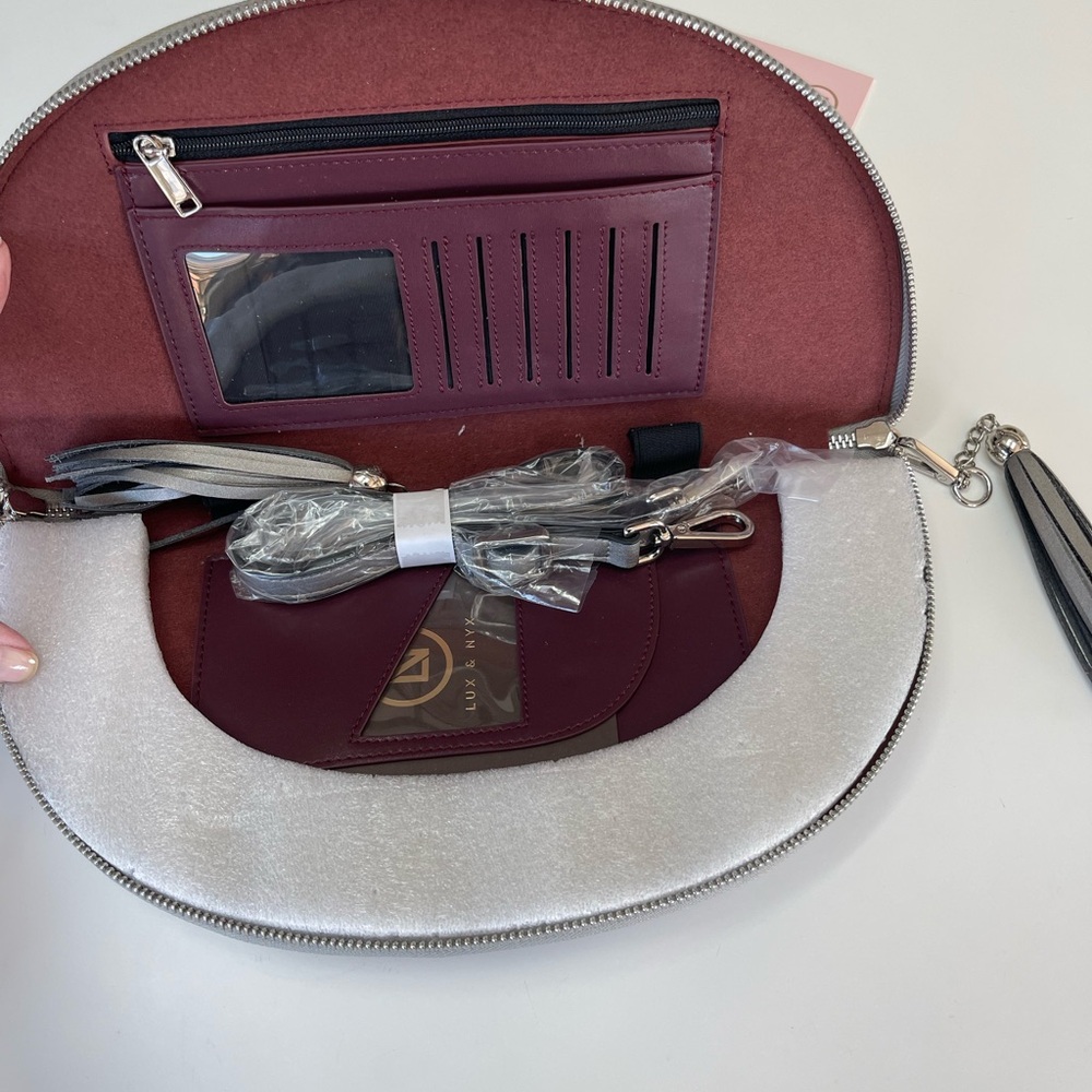 Lux & Nyx
NWT Fan Bag 5-Way Wear Crossbody Wallet. Large. Silver. - Picture 4 of 5